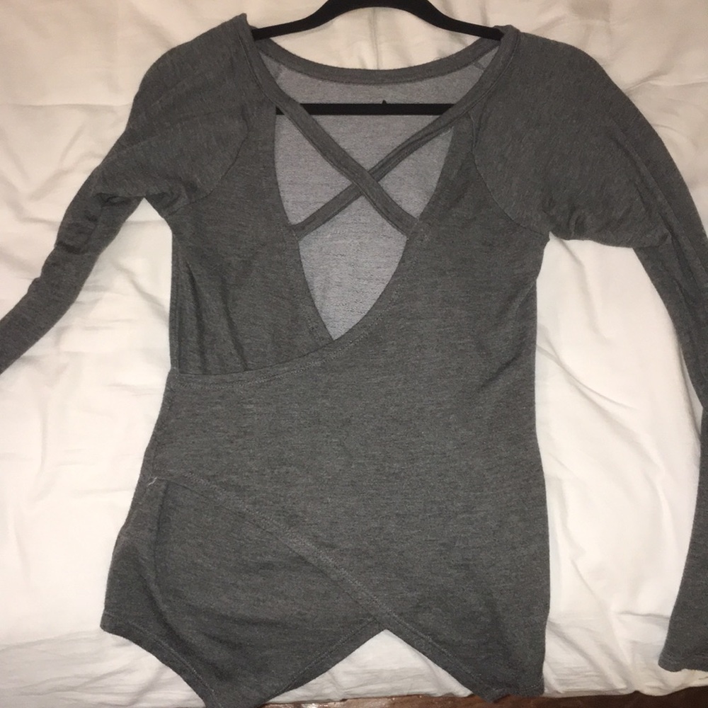 Long sleeve cross open back tee